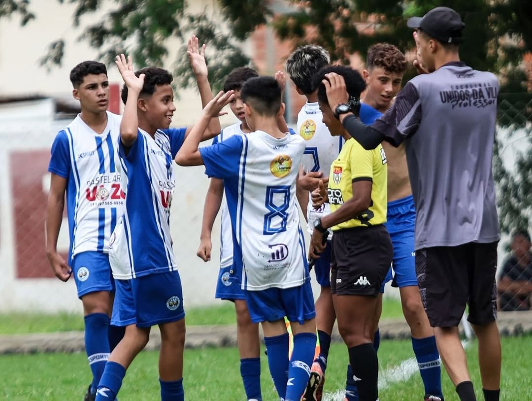 Crianças jogando futebol